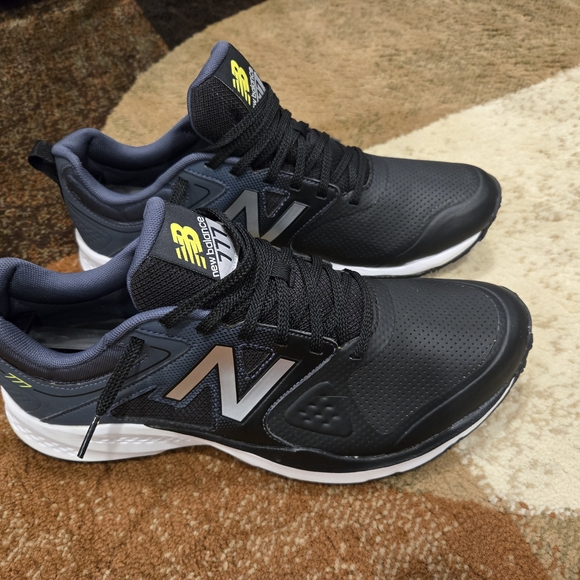New Balance Men's Black Running Shoes - Picture 2 of 12